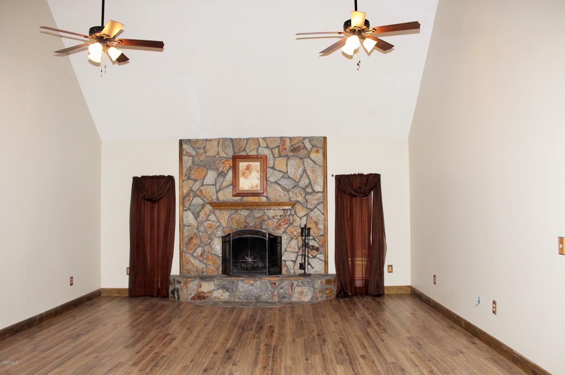 2915 Lee Pierce Road Moss Point, MS 39562 - Photo 3 of 40 Living Room