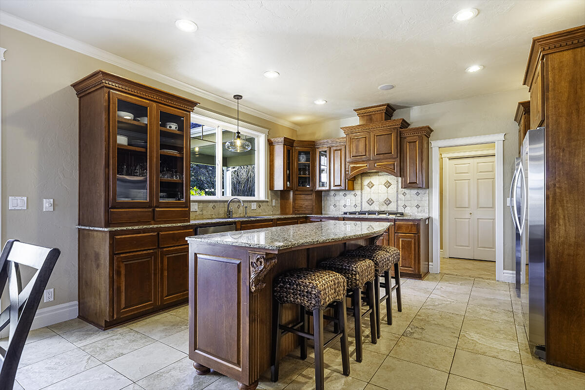 3343 Lone Pine Road Medford, OR 97504 - Photo 26 of 47 Gourmet Kitchen With Center Island, Granite Countertops & Travertine Floors