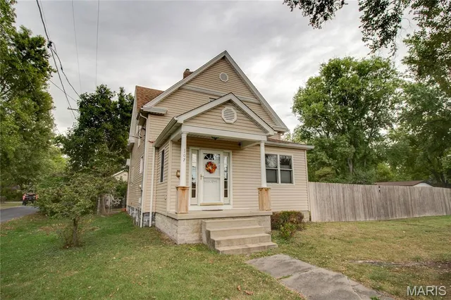 $187,185 | 307 North East Street, Carlinville, IL 62626