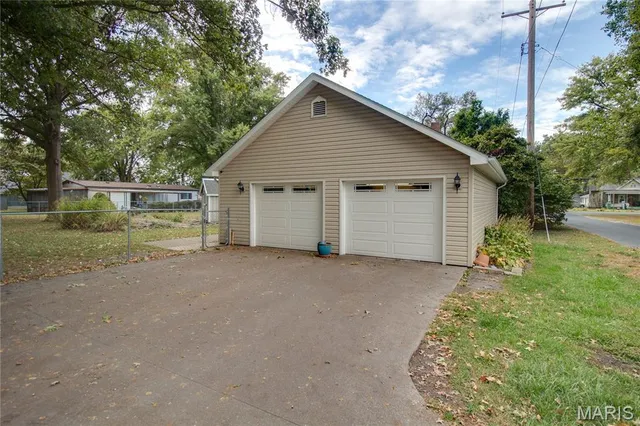 $187,185 | 307 North East Street, Carlinville, IL 62626