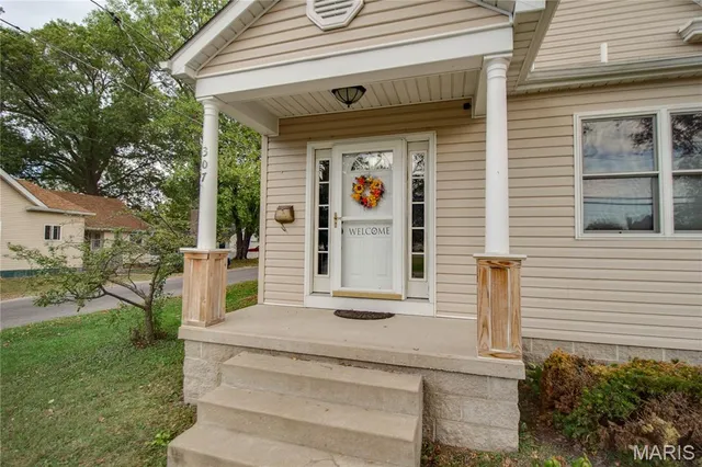 $187,185 | 307 North East Street, Carlinville, IL 62626