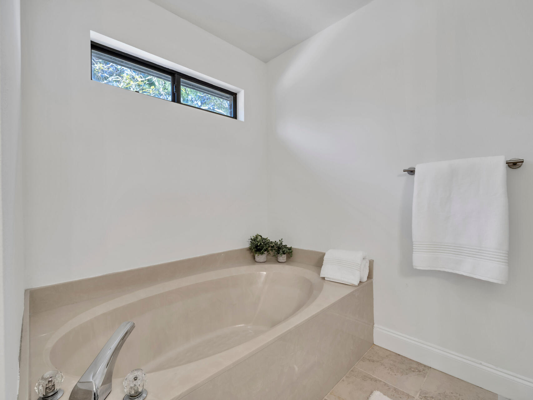 1182 Muirfield Way Niceville, FL 32578 - Photo 34 of 45 a bathroom with a bathtub
