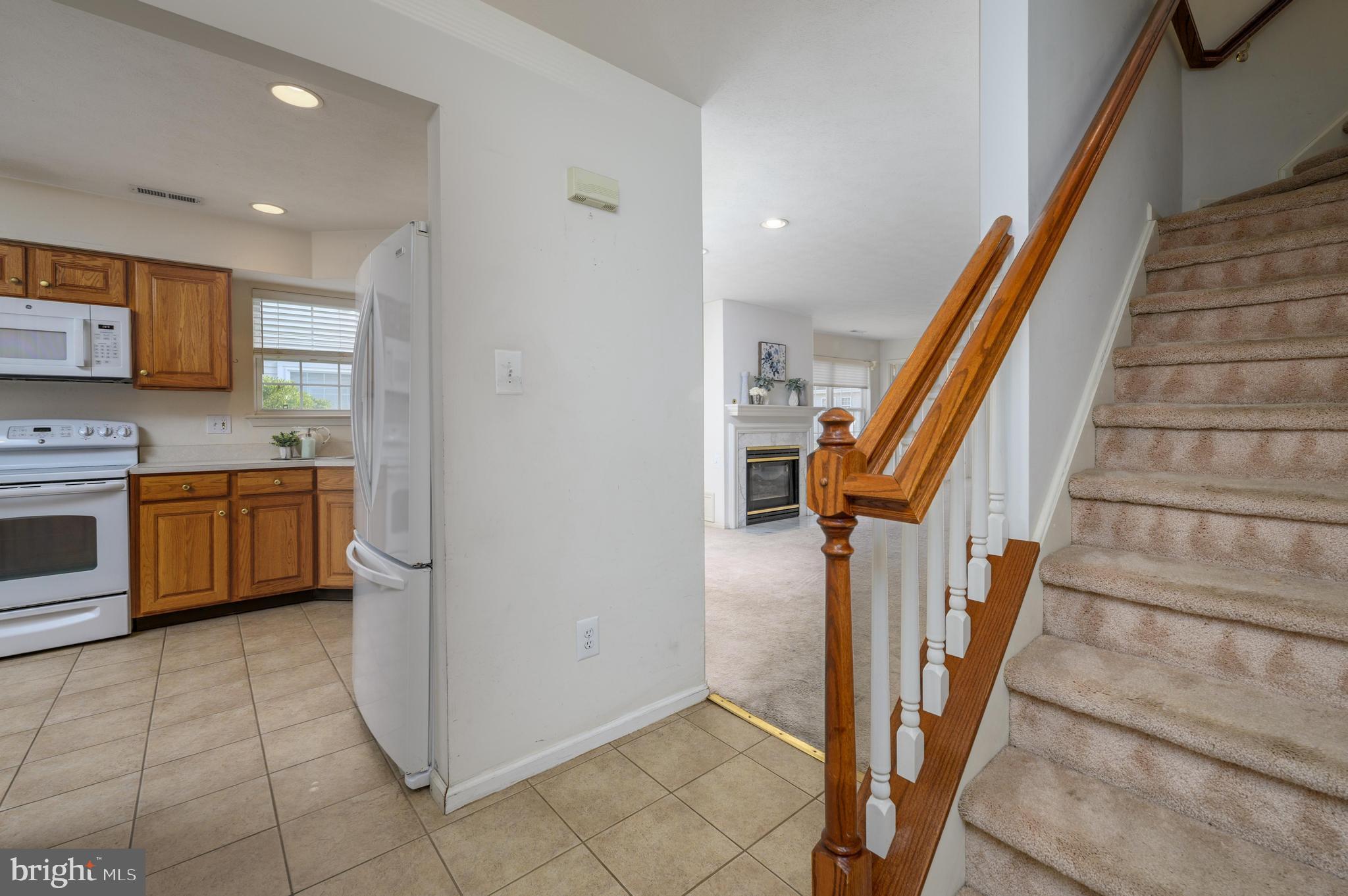 518 Hydrangea Drive Mount Laurel, NJ 08054 - Photo 4 of 33 Foyer