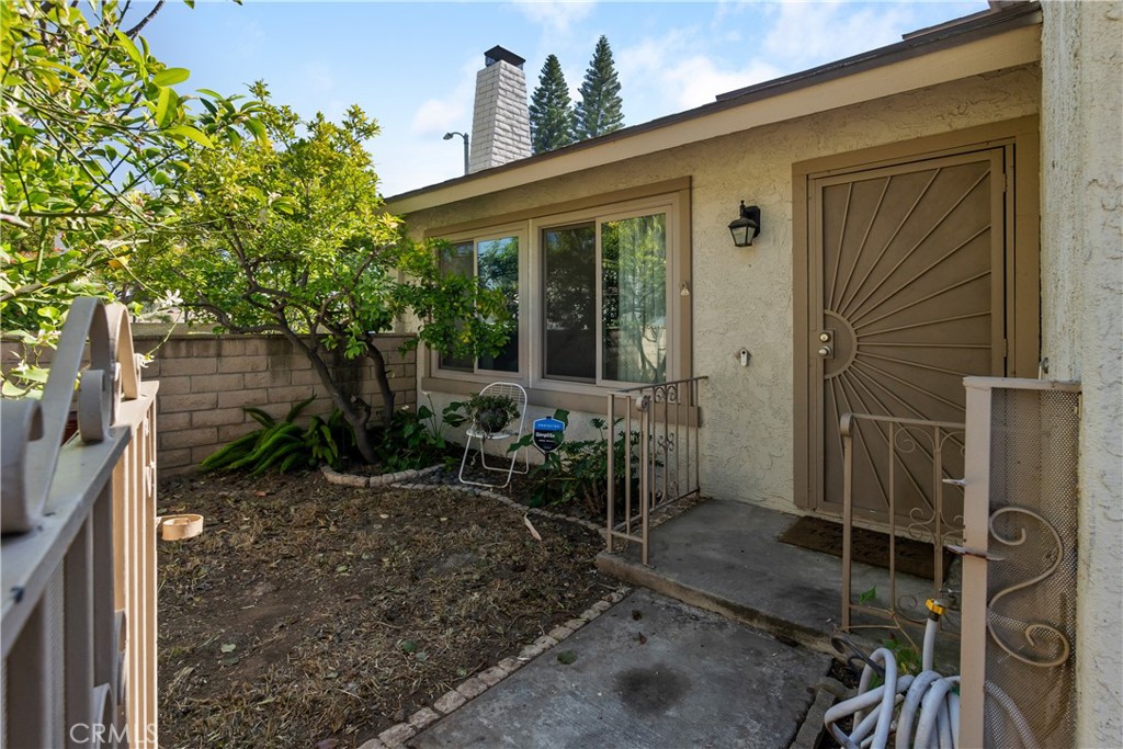 6624 Banyan Place Riverside, CA 92506 - Photo 5 of 41 Front courtyard - gated entry