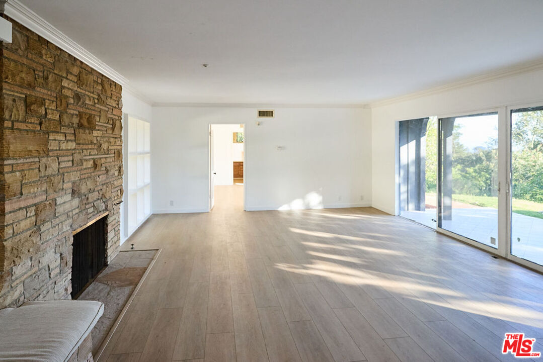 11222 Bellagio Road Los Angeles, CA 90049 - Photo 3 of 13
