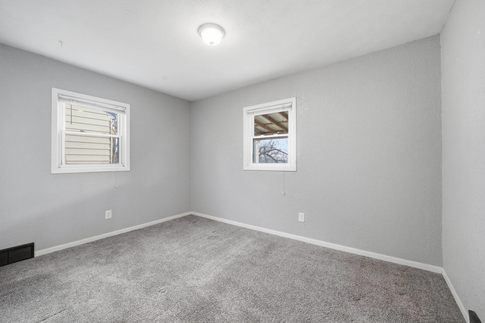 3128 Indian Road Davenport, IA 52802 - Photo 13 of 23 an empty room with a window