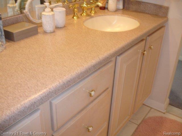 4840 Wye Oak Road Bloomfield Hills, MI 48301 - Photo 12 of 25 Corian Dbl Sinks in master bath