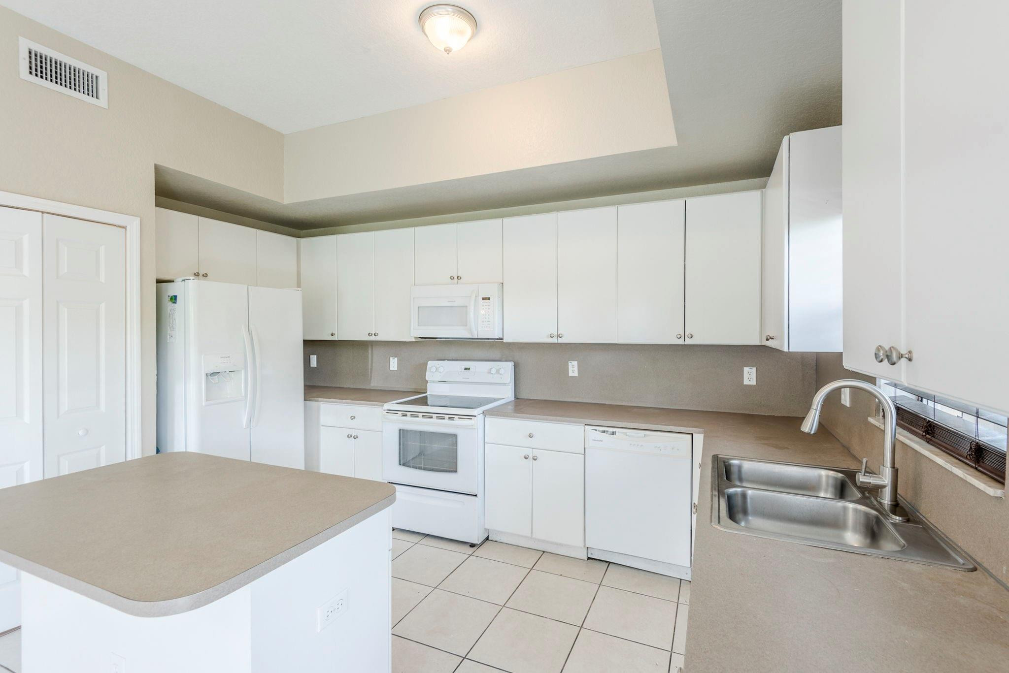 21926 Southwest 88th Path Cutler Bay, FL 33190 - Photo 9 of 42 Photo 9