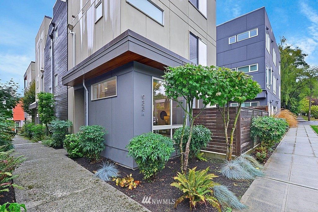 933 16th Avenue, Unit A Seattle, WA 98122 - Photo 4 of 19 a house view with a garden space