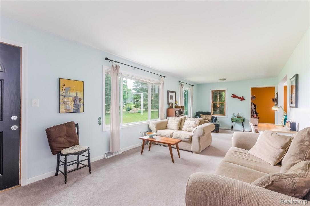 9451 Hogan Road Fenton, MI 48430 - Photo 2 of 24 004-Living_Room-5989459-medium.jpg