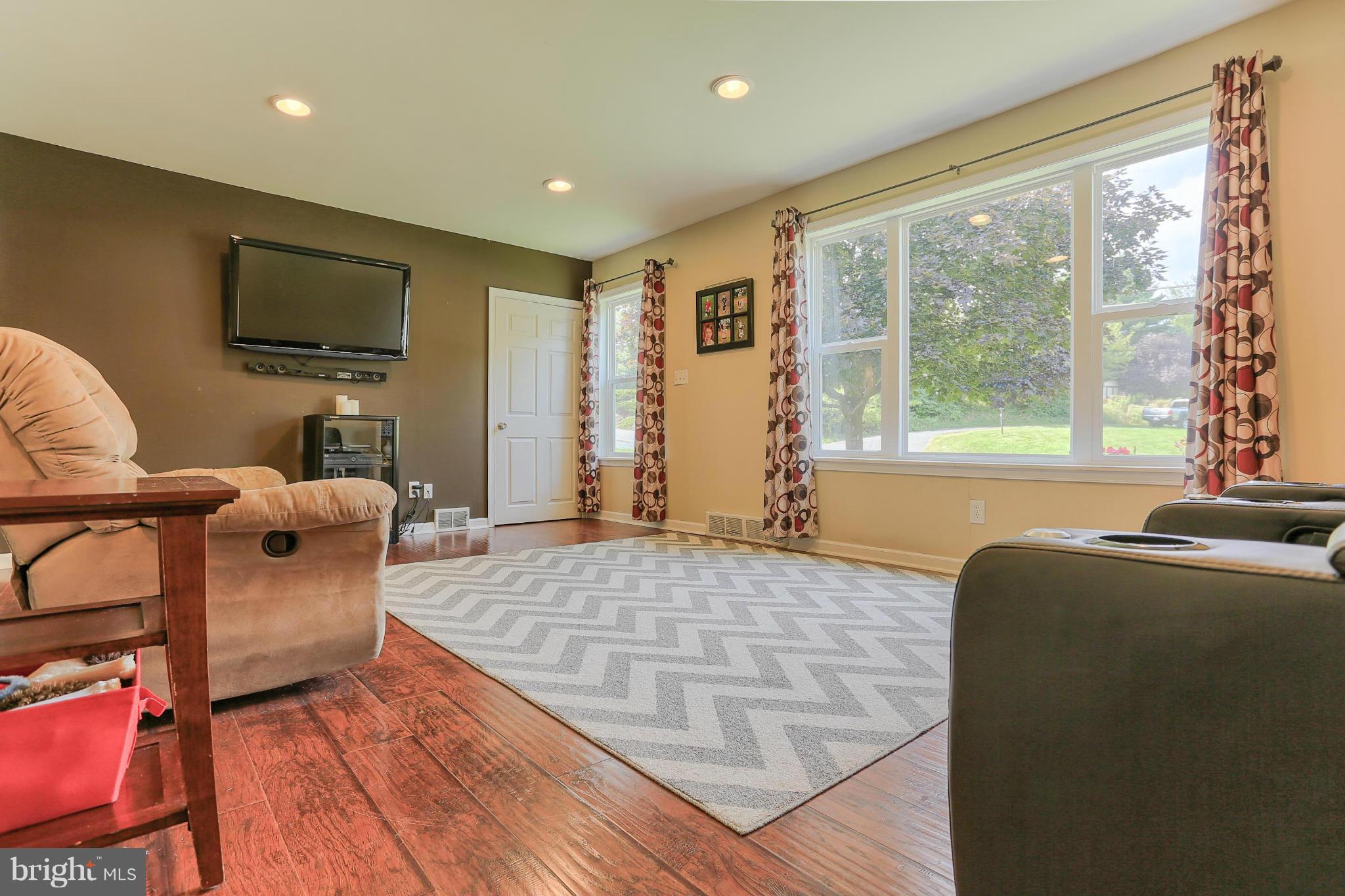 1043 Security Road Hagerstown, MD 21742 - Photo 14 of 29 Living Room