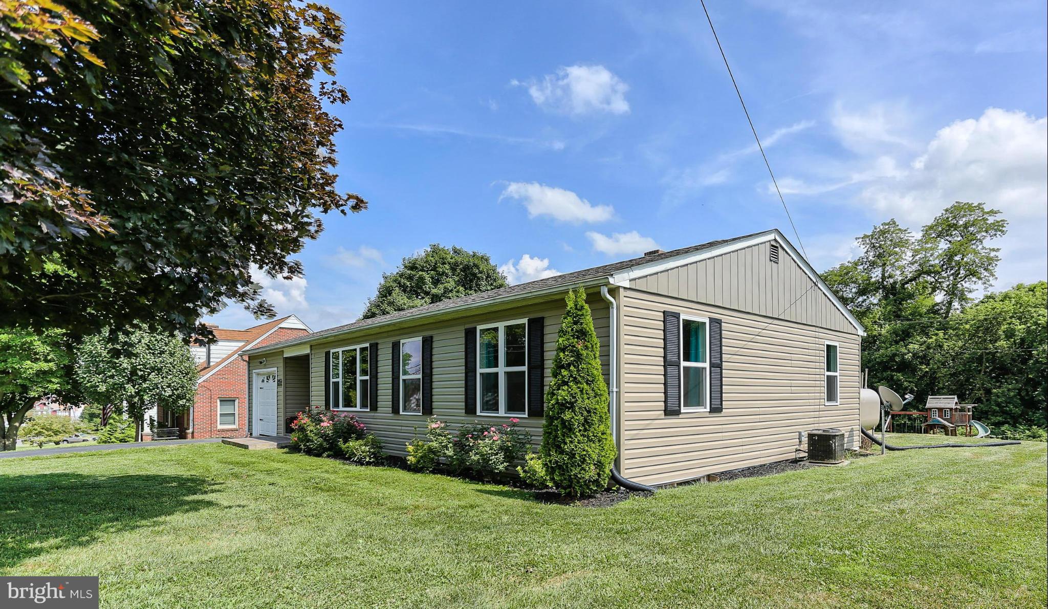 1043 Security Road Hagerstown, MD 21742 - Photo 3 of 29 Side view