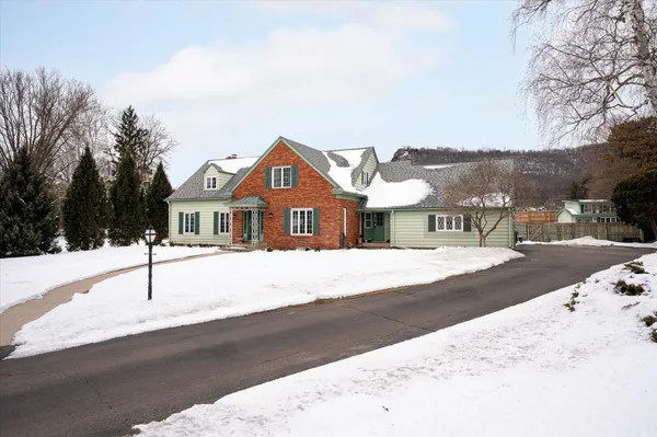 $734,900 | 739 Cliffwood Lane, La Crosse, WI 54601