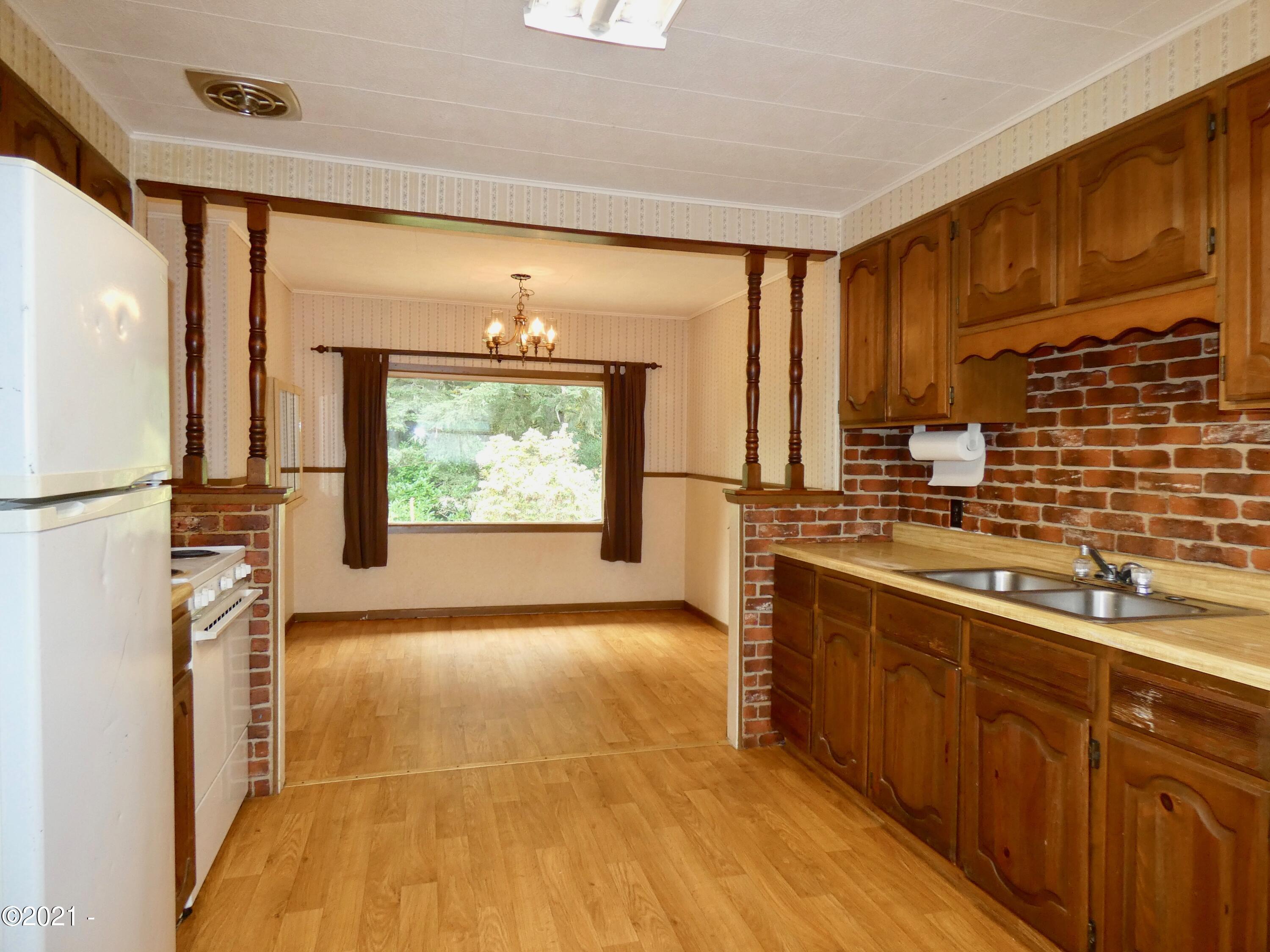420 Elk City Road Toledo, OR 97391 - Photo 4 of 26 Kitchen
