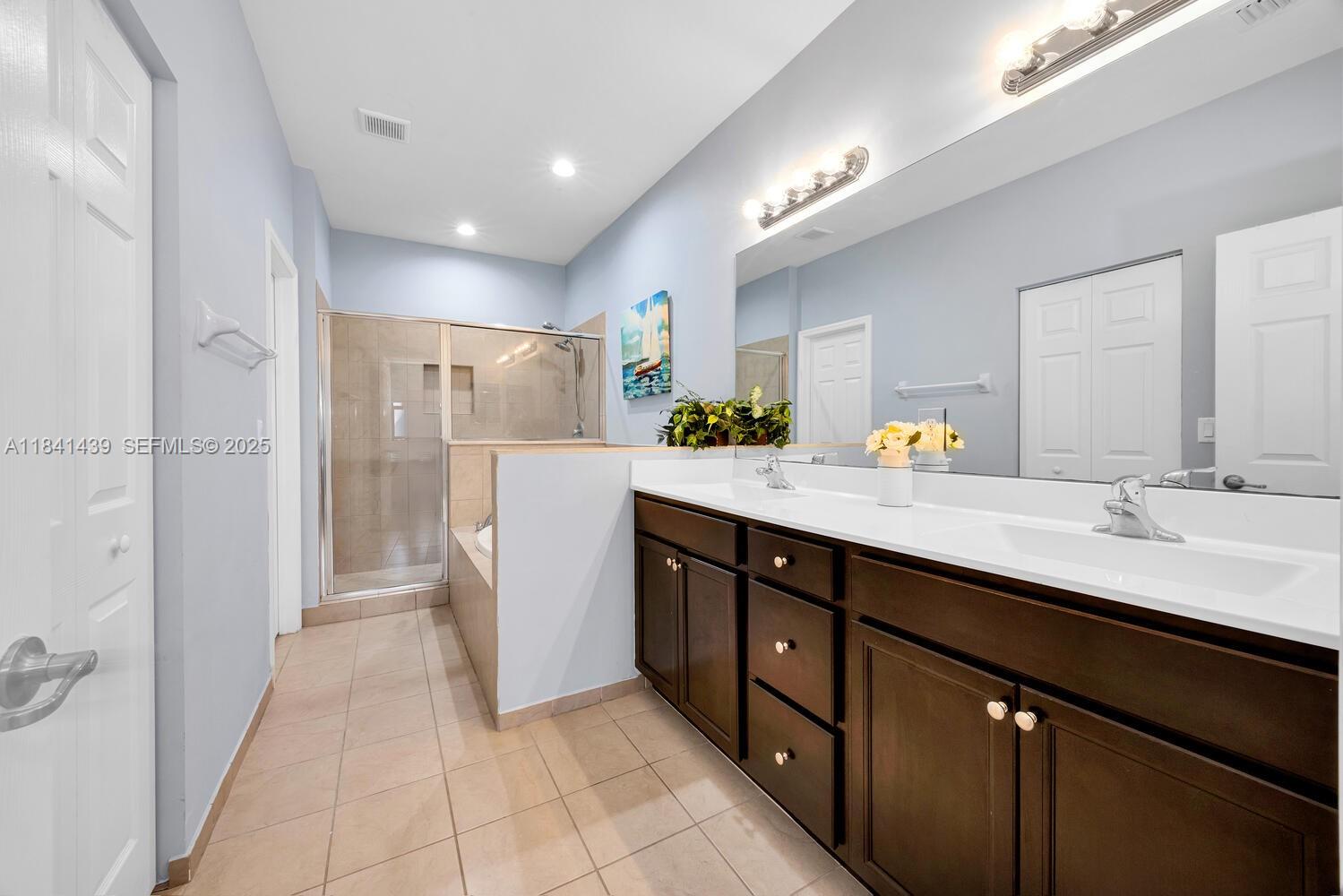 455 Southeast 34th Terrace Homestead, FL 33033 - Photo 19 of 40 Huge master bathroom with double sink vanity,