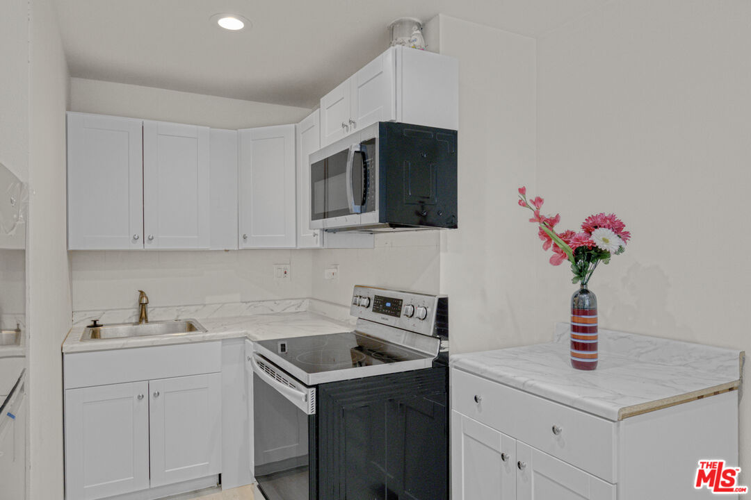 7705 Baird Avenue Reseda, CA 91335 - Photo 4 of 14