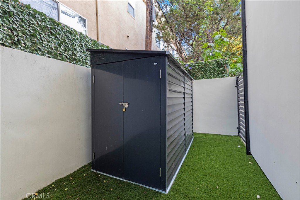 5248 Segals Way Sherman Oaks, CA 91411 - Photo 34 of 37 a view of outdoor space from a balcony