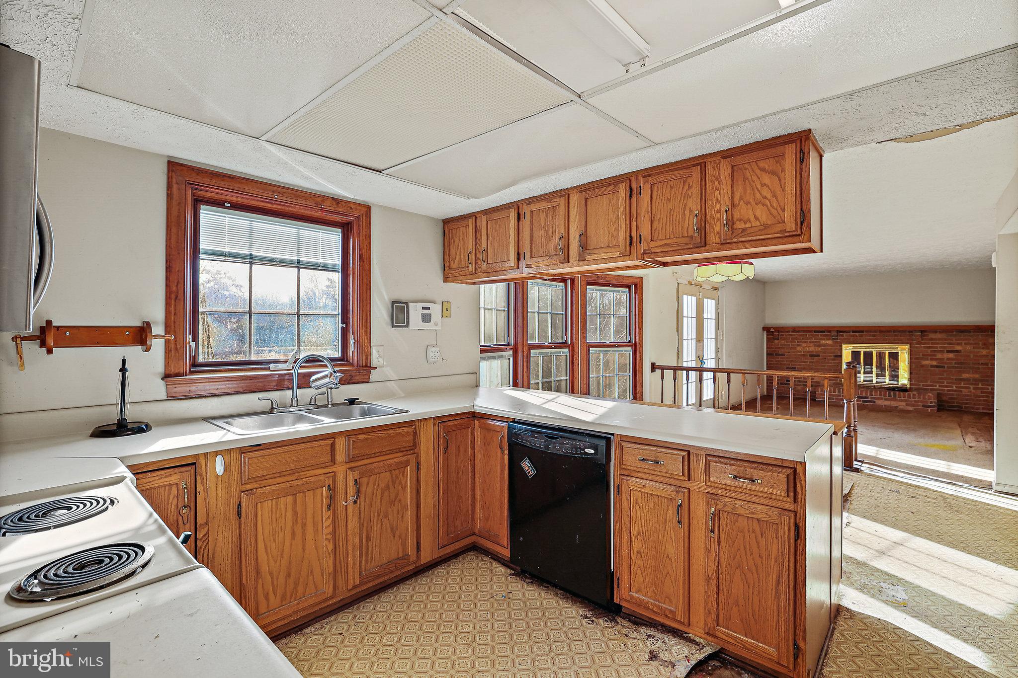 2235 Halter Lane Reston, VA 20191 - Photo 5 of 31 Kitchen looking into the family room
