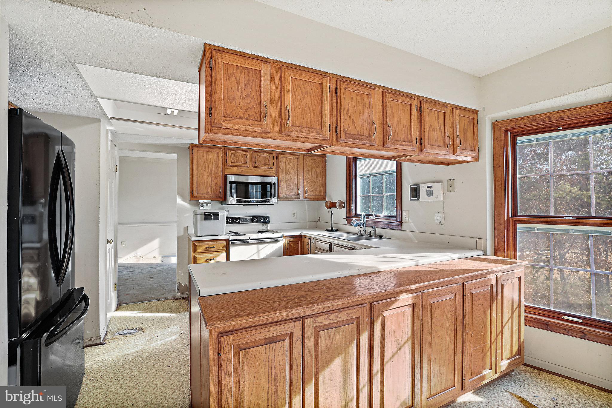 2235 Halter Lane Reston, VA 20191 - Photo 6 of 31 Kitchen peninsula