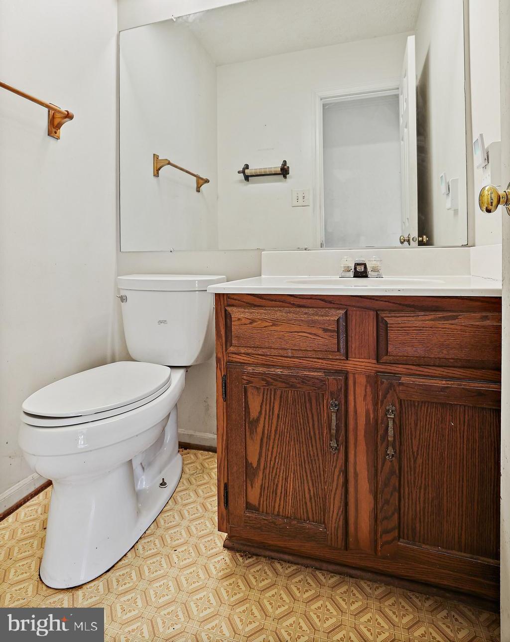 2235 Halter Lane Reston, VA 20191 - Photo 8 of 31 Main level powder room