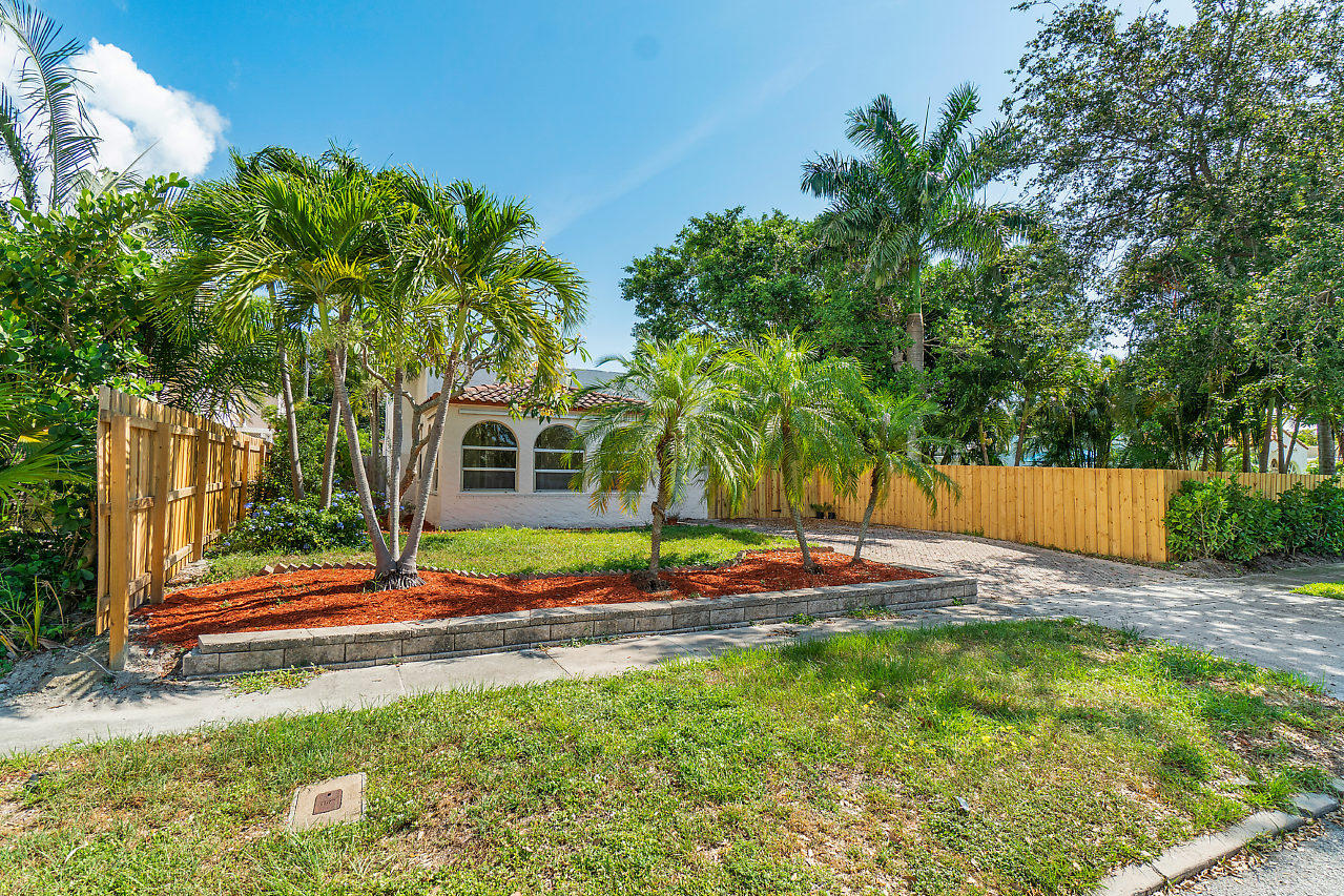 733 Colonial Road West Palm Beach, FL 33405 - Photo 3 of 27 003-733ColonialRd-WestPalmBeach-FL-small