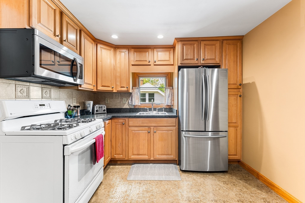 28 Hillcrest Road Braintree, MA 02184 - Photo 11 of 27 Gallery Image 11