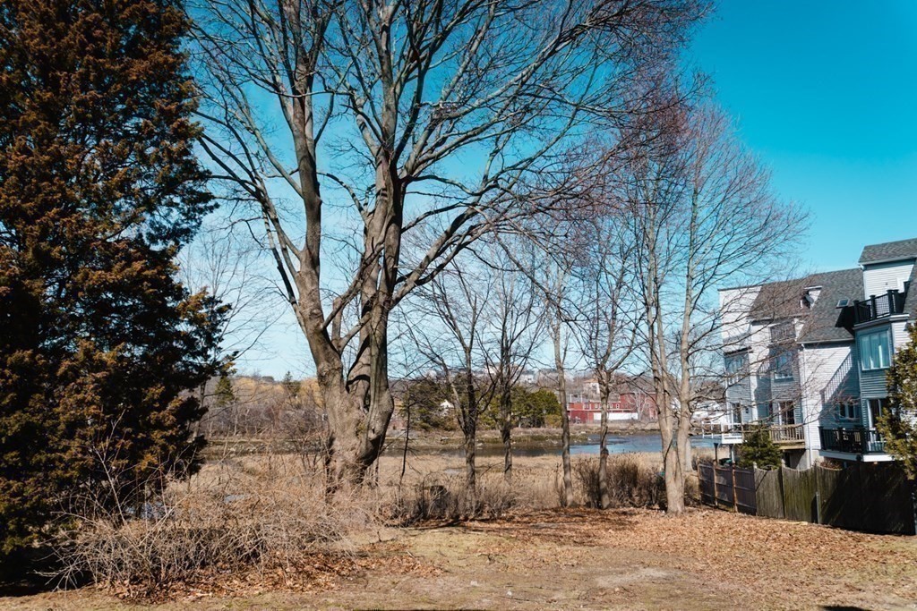 22 Riverside Court Saugus, MA 01906 - Photo 4 of 33