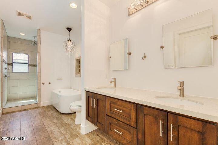 3814 North 9th Street Phoenix, AZ 85014 - Photo 11 of 18 a spacious bathroom with a sink mirror and a bathtub