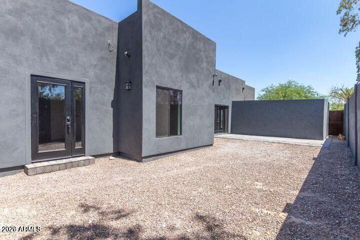 3814 North 9th Street Phoenix, AZ 85014 - Photo 18 of 18 a view of a big room with windows and potted plants