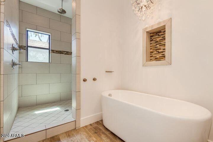 3814 North 9th Street Phoenix, AZ 85014 - Photo 8 of 18 a bathroom with a bathtub and shower