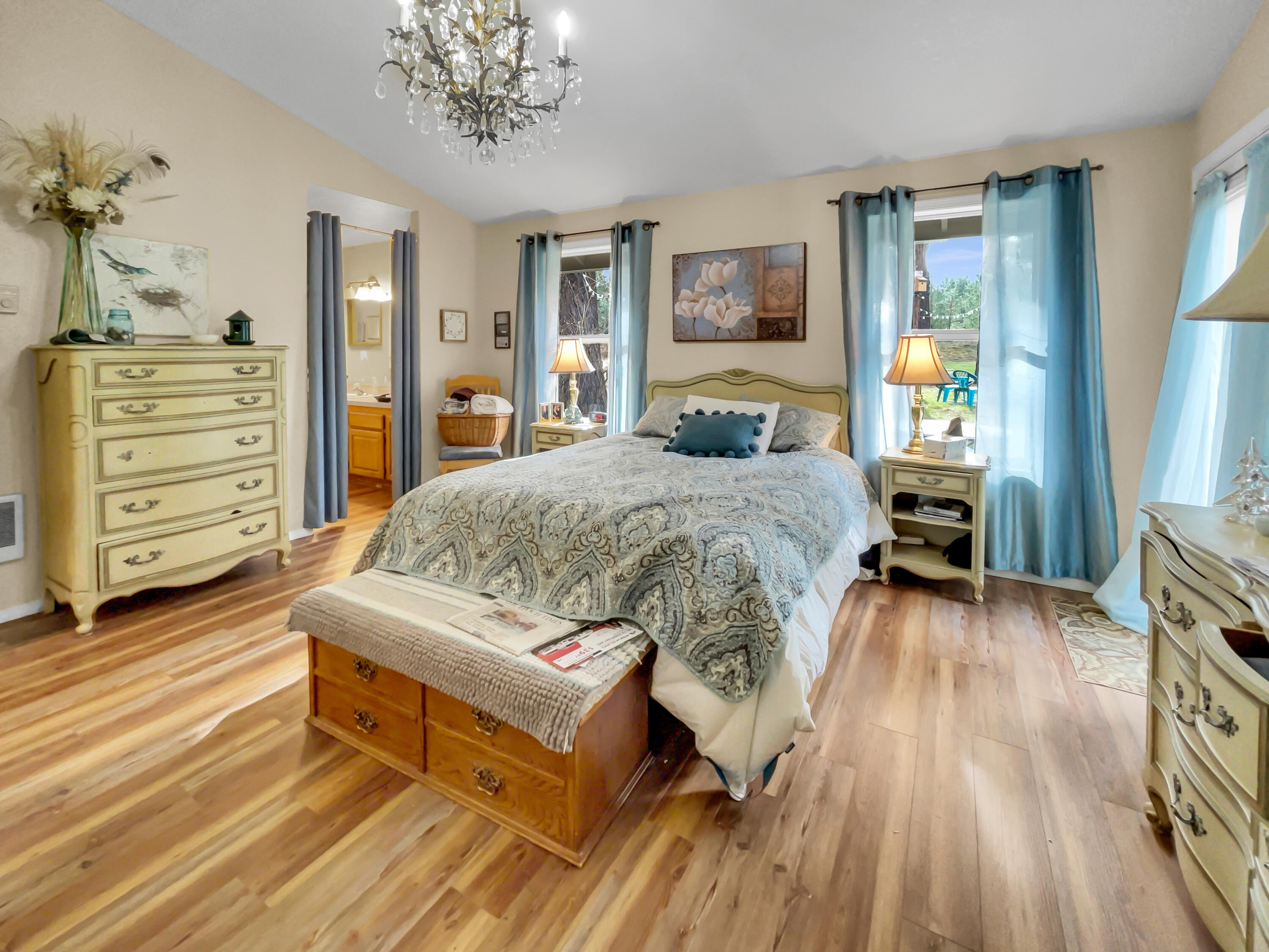 19231 Apache Road Bend, OR 97702 - Photo 25 of 34 Master Bedroom