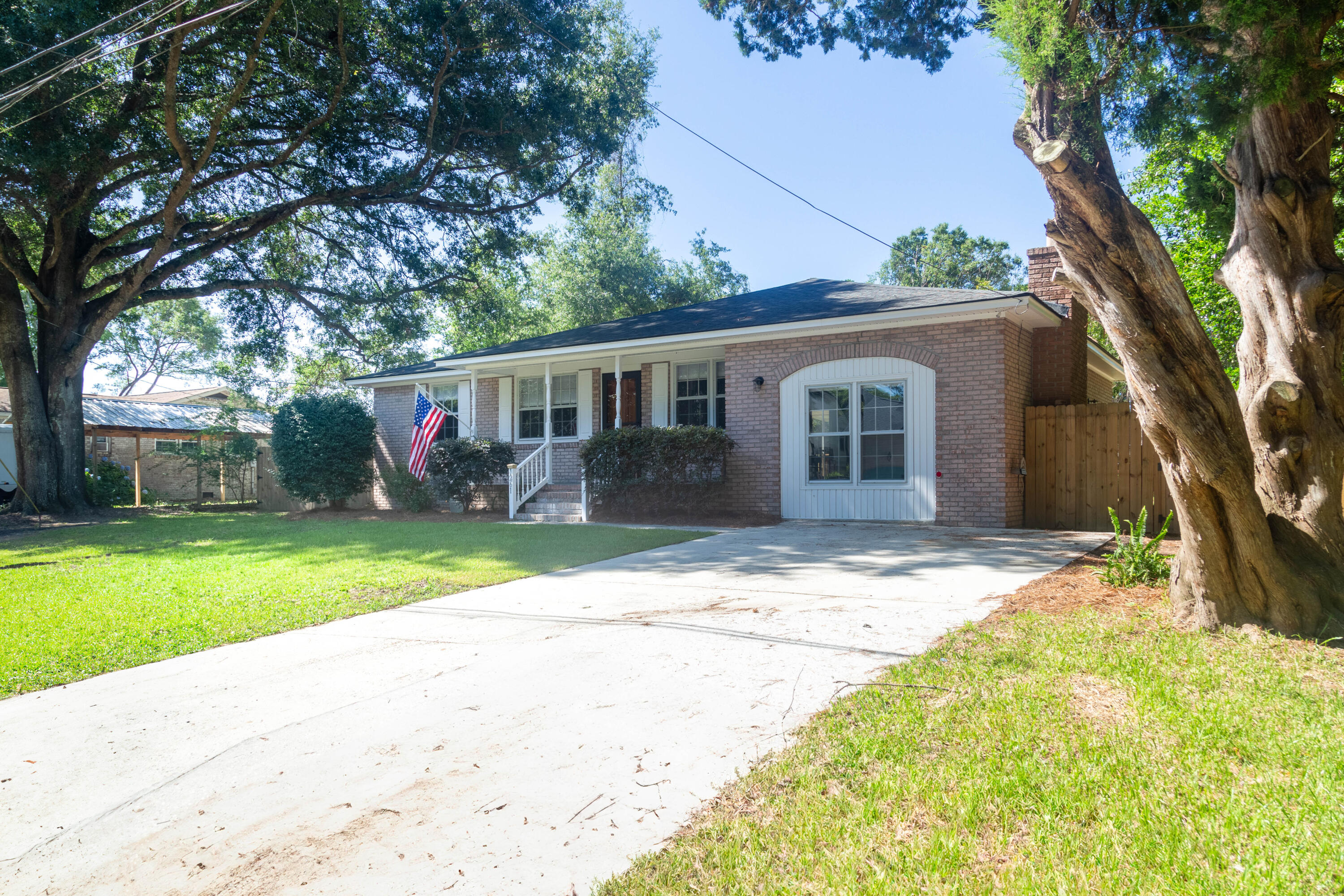 1261 Hampshire Road Charleston, SC 29412 - Photo 3 of 38 1261 Hampshire Rd_2025_Brett Martin Phot