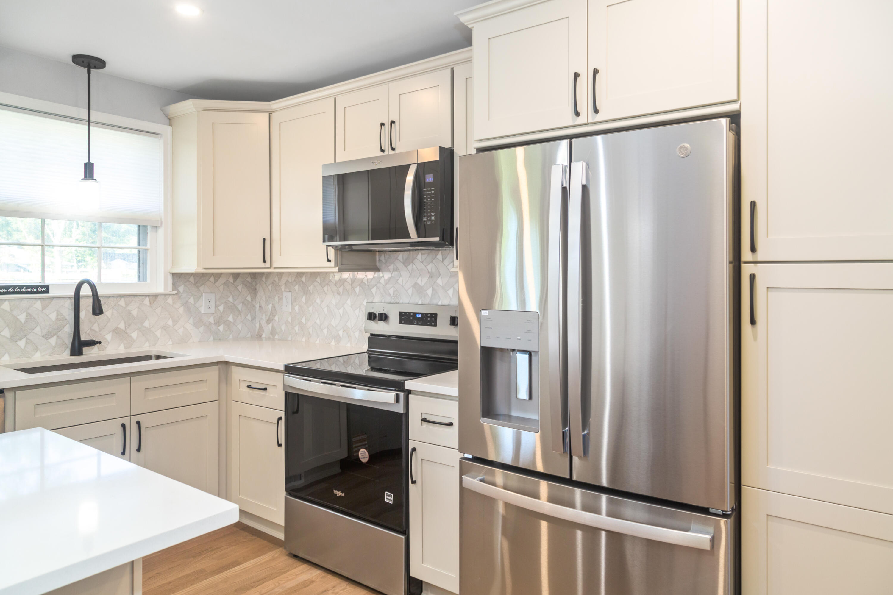 1261 Hampshire Road Charleston, SC 29412 - Photo 5 of 38 1261 Hampshire Rd_2025_Brett Martin Phot