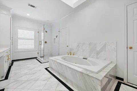 a en suite bathroom with a sink and a mirror