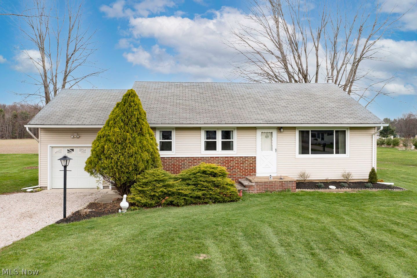 39112 Parsons Road Grafton, OH 44044 - Photo 2 of 32