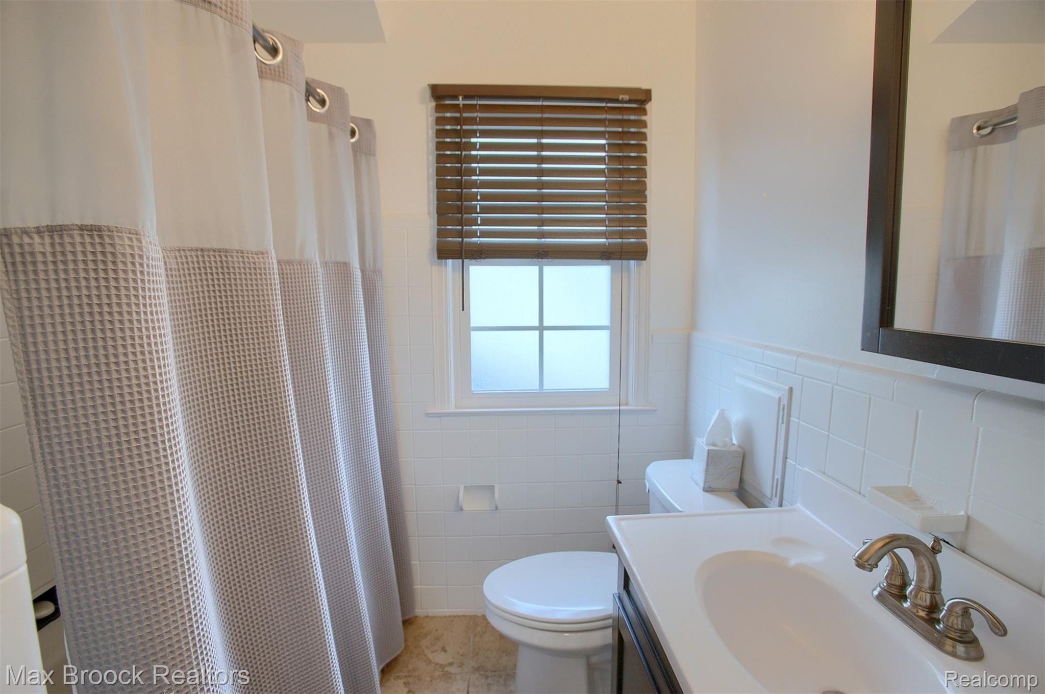 1573 Eaton Road Berkley, MI 48072 - Photo 14 of 20 Entry Level Full Bathroom
