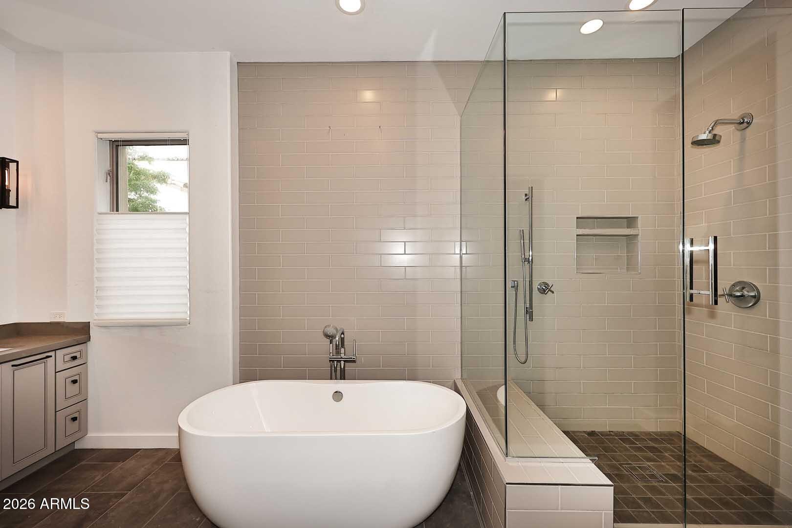 2979 South Lookout Ridge Gold Canyon, AZ 85118 - Photo 18 of 51 a spacious bathroom with a bathtub and shower