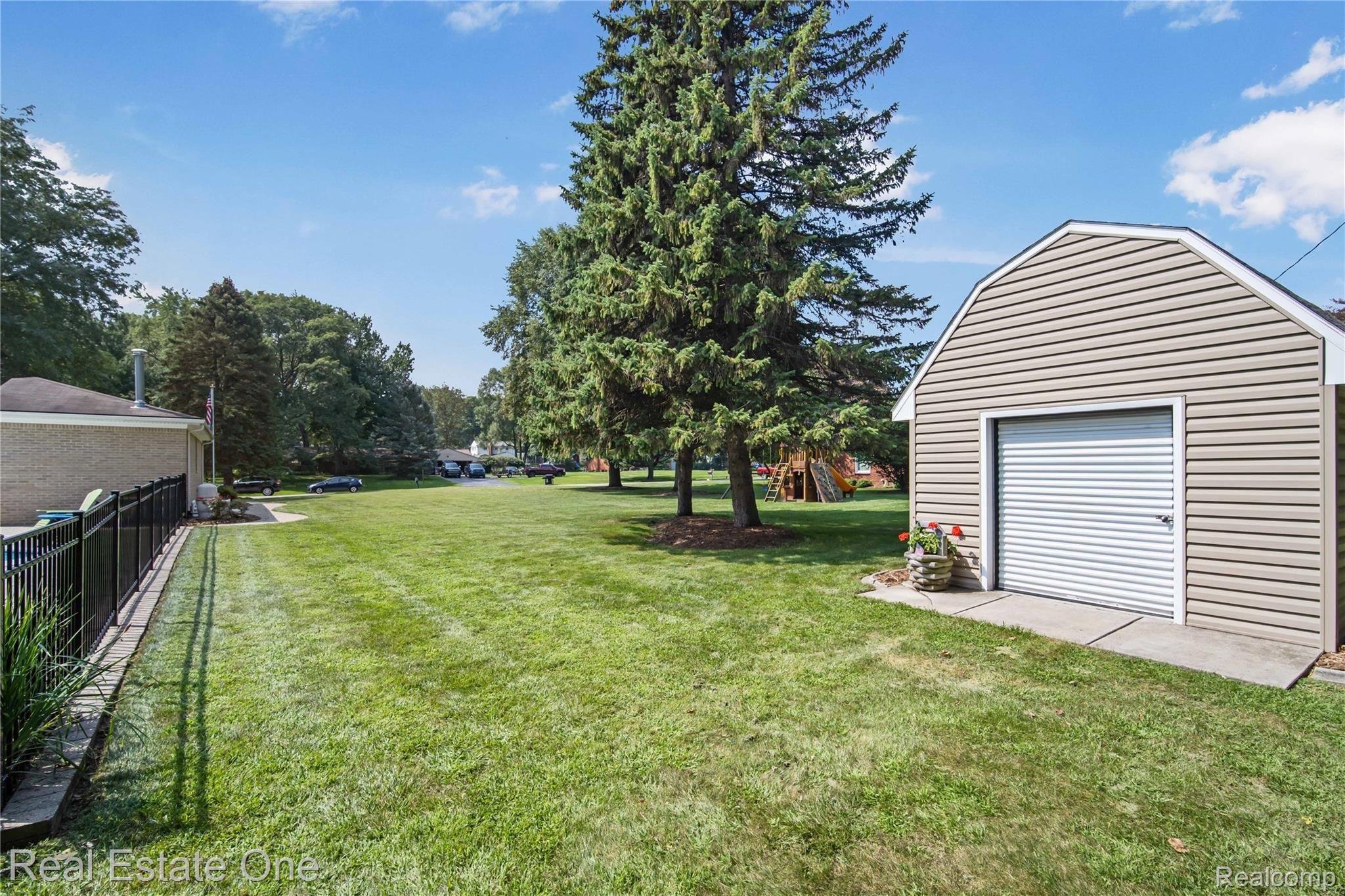 2738 New England Drive Rochester, MI 48309 - Photo 35 of 43 IMG_0945.JPG