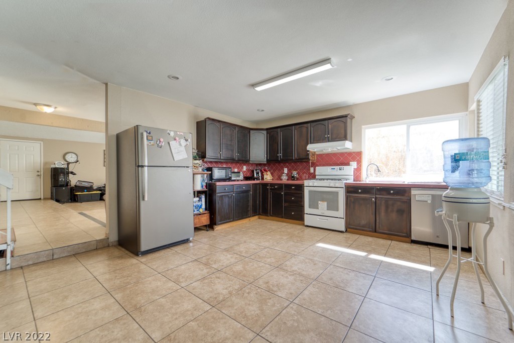 4737 Summerhill Road Las Vegas, NV 89121 - Photo 13 of 31 Gallery Image 13