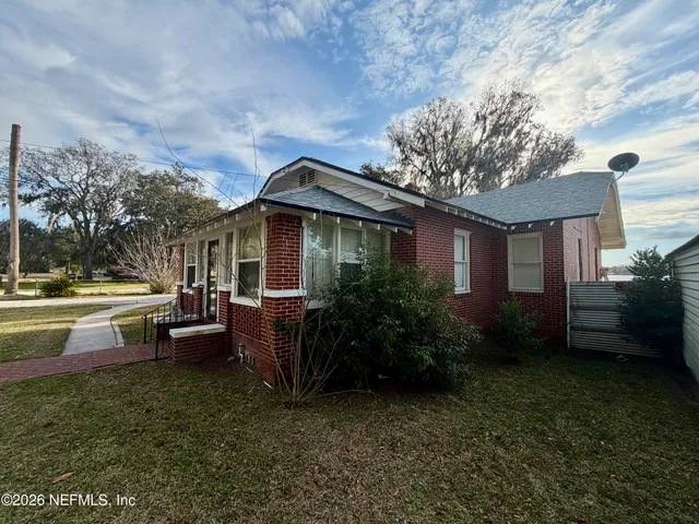 a view of a house with backyard and garden