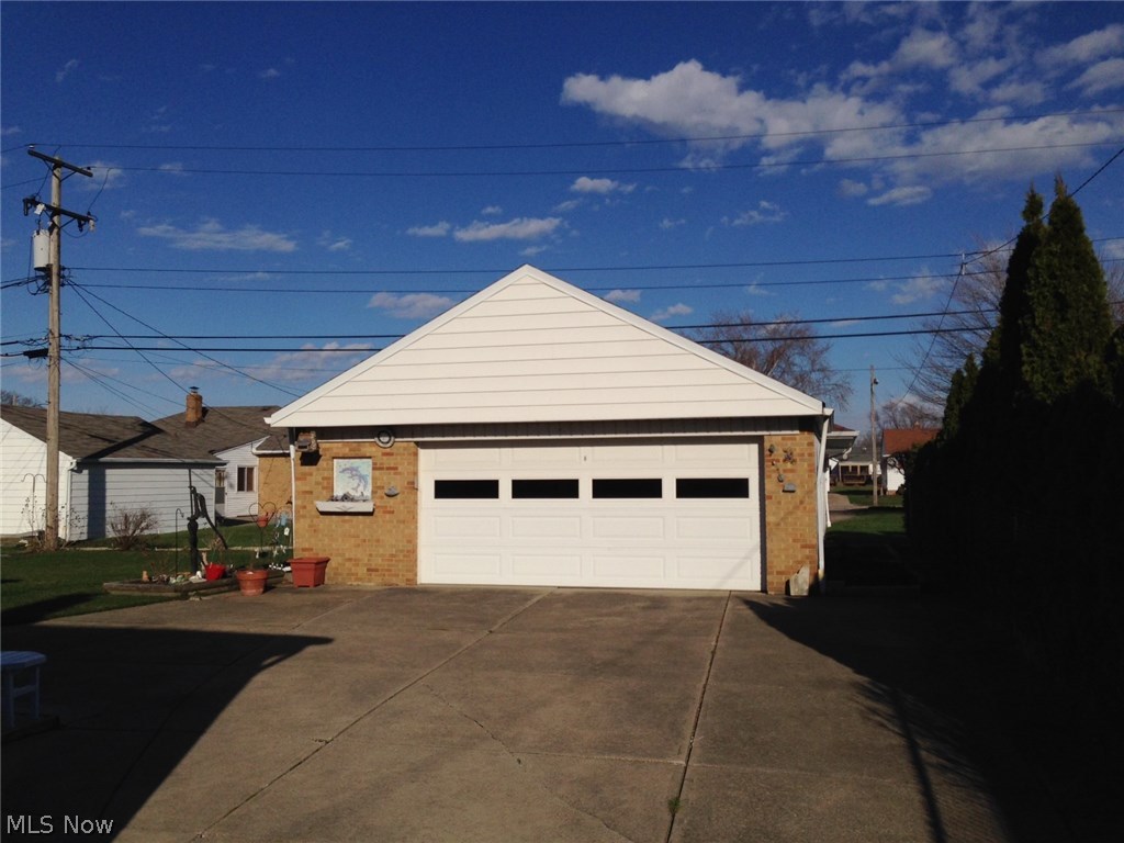 1735 Alcester Road Cleveland, OH 44124 - Photo 3 of 21