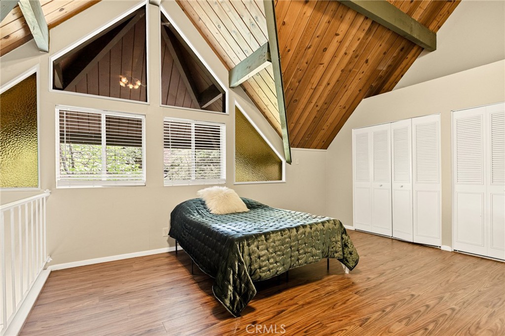 966 Willow Creek Road, Unit 9 Lake Arrowhead, CA 92352 - Photo 14 of 27 a bedroom with a bed and a window