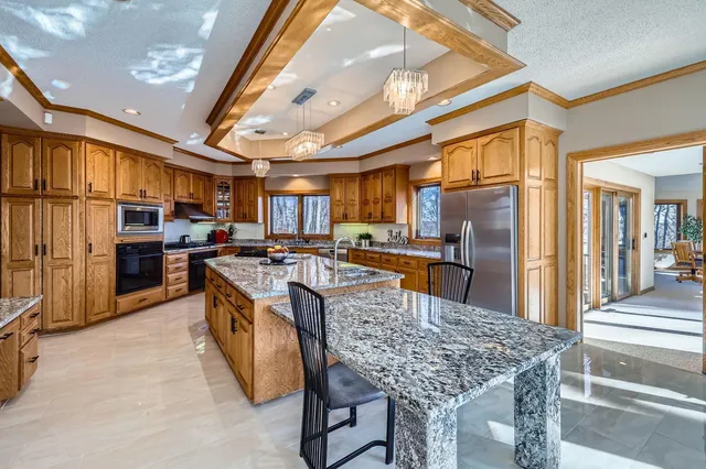 $2,250,000 | 4 West Bay Lane, North Oaks, MN 55127