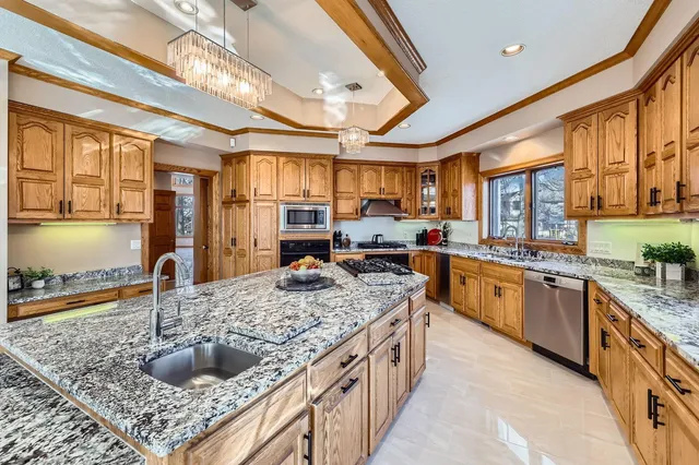 $2,250,000 | 4 West Bay Lane, North Oaks, MN 55127