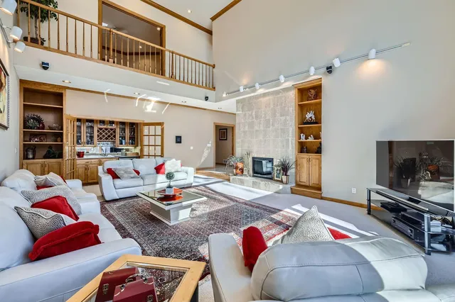 $2,250,000 | 4 West Bay Lane, North Oaks, MN 55127