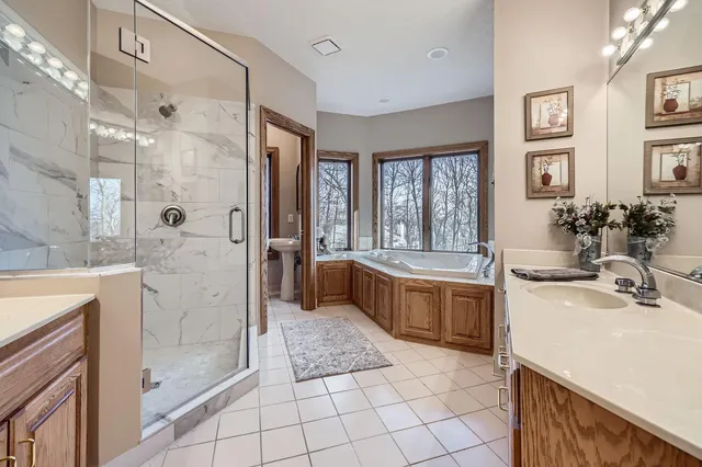 $2,250,000 | 4 West Bay Lane, North Oaks, MN 55127