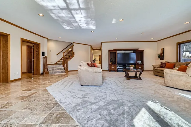 $2,250,000 | 4 West Bay Lane, North Oaks, MN 55127