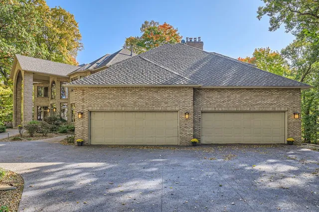 $2,250,000 | 4 West Bay Lane, North Oaks, MN 55127