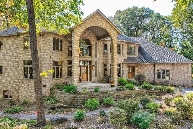 $2,250,000 | 4 West Bay Lane, North Oaks, MN 55127