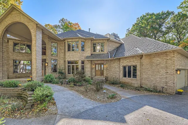 $2,250,000 | 4 West Bay Lane, North Oaks, MN 55127